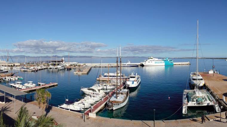 El puerto de Palma es el más grande de los cinco que gestiona la Autoridad Portuaria de Balears y está situado en medio de la ciudad, justo delante del casco antiguo.