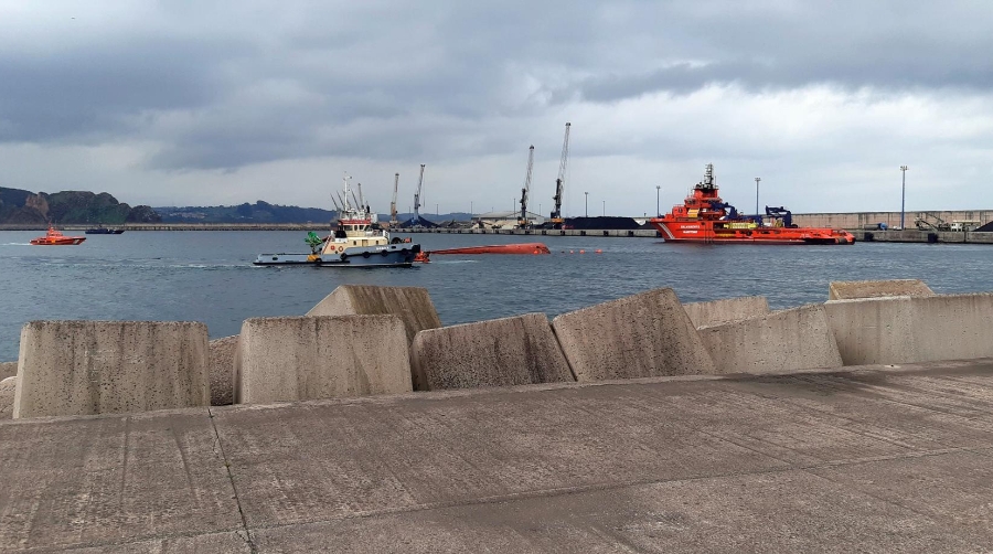 ﻿La Ampliación del Puerto de Gijón fue inaugurada el 11 de enero de 2011, con un sobrecoste de 135 millones de euros.