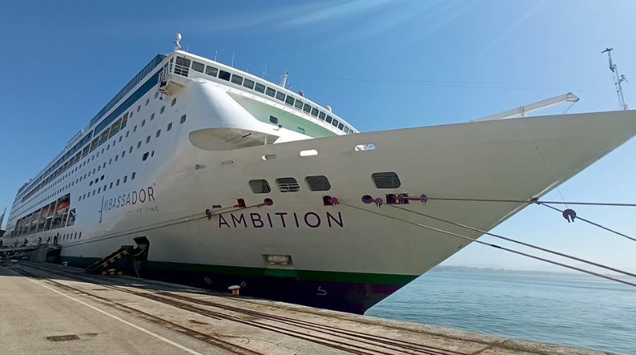 El crucero atracado en el Puerto de Santander.