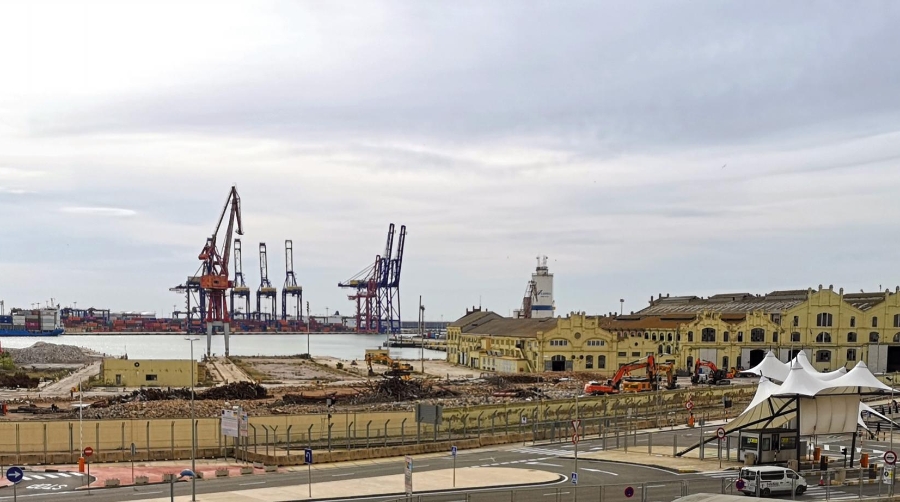 Las obras de adecuación de los terrenos que acogerá la futura terminal de pasajeros del Puerto de Valencia avanzan a buen ritmo.