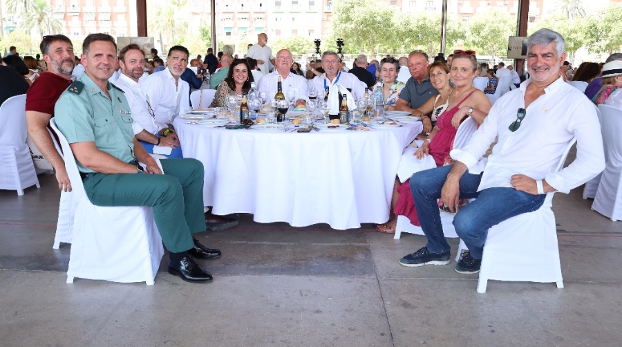 Miembros de la mesa presidencial de la comida de hermandad celebrada en los Tinglados Número 2 del Puerto de Valencia. De izquierda a derecha: Rubén Marín, subdirector general de la Autoridad Portuaria de Valencia; Javier Muñoz, capitán jefe de Fiscal y Fronteras de la Guardia Civil; Alfredo Soler, presidente de Propeller Valencia; Salvador Peiró, presentador del acto; Mari Carmen Gil; Manuel Ríos, director general de Transporte y Logística de la Generalitat Valenciana; Carlos Prades, presidente de la FVET; Mar Chao, presidenta de la Autoridad Portuaria de Valencia; Salvador Navarro, presidente de la CEV; Chelo Velert; Eva Blasco, presidenta de CEV Valencia; y Francisco Prado, presidente de Aportem-Puerto Solidario Valencia. Foto R. T.