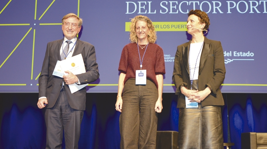 Rafael Carmona, presidente de la Autoridad Portuaria de Sevilla; la subdirectora general de Gestión Aduanera del Departamento de Aduanas e Impuestos Especiales, María González, y la secretaria general de Coordinación Territorial del Ministerio de Política Territorial, Miryam Álvarez. Foto J.C.P.