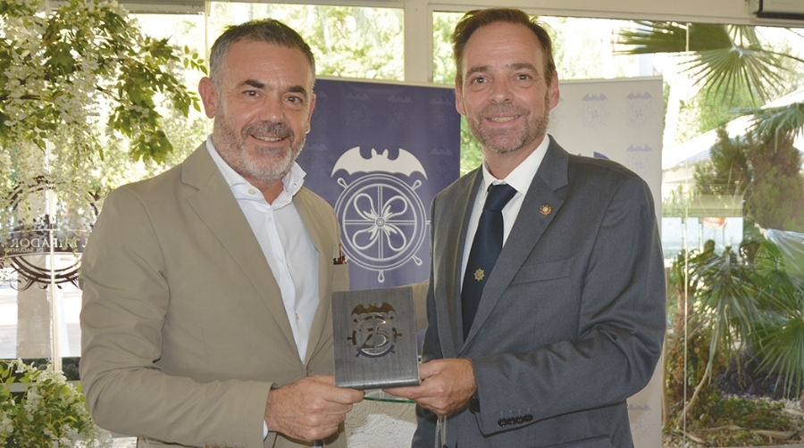 José Luis Diéz, vicepresidente Primero y Conseller de Presidencia de la Generalitat Valenciana recibió la metopa de manos de Alfredo Soler, presidente de Propeller Valencia. Foto J.C.P.