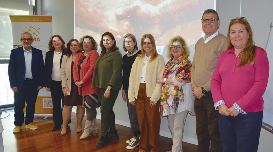 Participantes en el desayuno informativo de Numa Extremadura junto a su directora, Lourdes Morales. Foto J.C.P.
