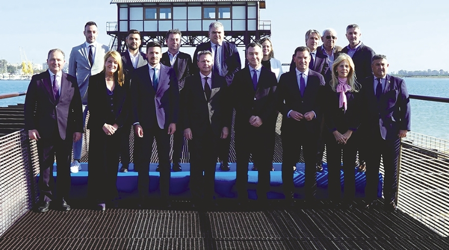 Autoridades presentes en el acto de presentación de la rehabilitación del Muelle de Tharsis.