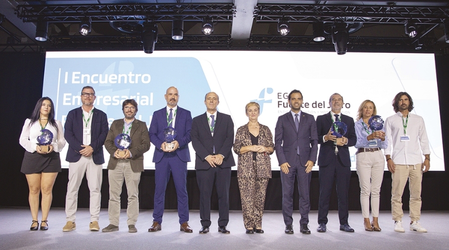 El I Encuentro Empresarial Fuente del Jarro acogió la entrega de premios a los representantes de Maderas Barber S.L., DMC Macfly S.A.U., J. Ibáñez Girona S.A., Grupo SAICA y Transportes Campillo S.A. que posaron tras recibir el reconocimiento por sus 50 años de trayectoria.