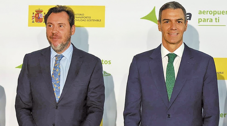Óscar Puente, ministro de Transportes y Movilidad Sostenible y Pedro Sánchez, presidente del Gobierno de España.