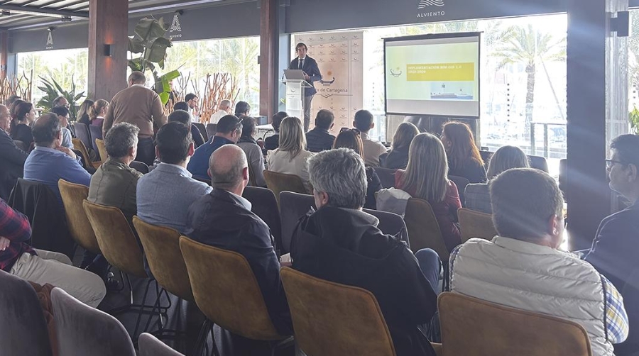Pedro Pablo Hernández ha realizado presentación dirigida en un primer momento a los trabajadores del puerto.