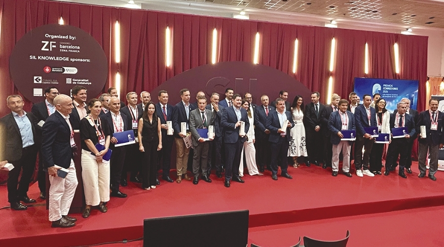 Galardonados con los Premios Corredores en su edición de 2026 junto a las autoridades. Foto J.C.P.