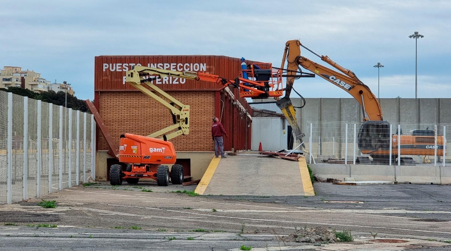 Incoal realiza la demolición del antiguo PIF, en cuyo solar se levantarán las instalaciones para la Guardia Civil, la Policía Nacional y la Policía Portuaria.