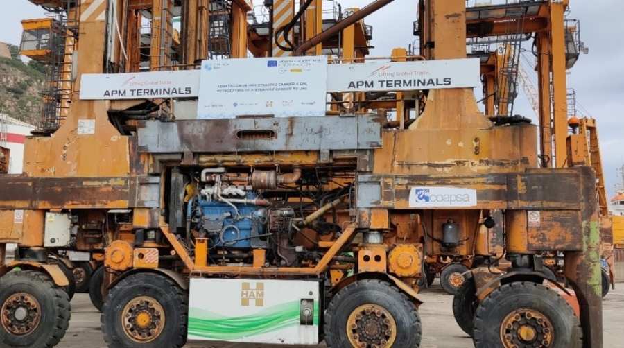 Straddle carrier d&#039;APM Terminals Barcelona transformada para su uso con gas natural.
