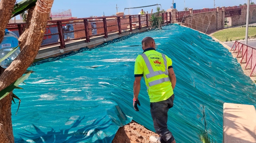 Comienza la pavimentación del paseo peatonal del Cable Inglés de Almería