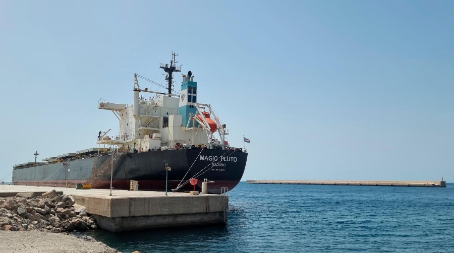 El buque “Magic Pluto” transportará 72.000 t de yeso desde Almería a Canadá
