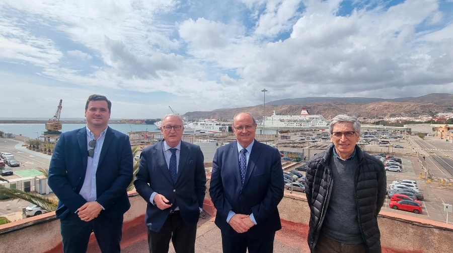 El presidente del Puerto de Almería, Jesús Caicedo (segundo por la izquierda), recibió al presidente de Puerto de Melilla, Víctor Gamero (segundo por la derecha).