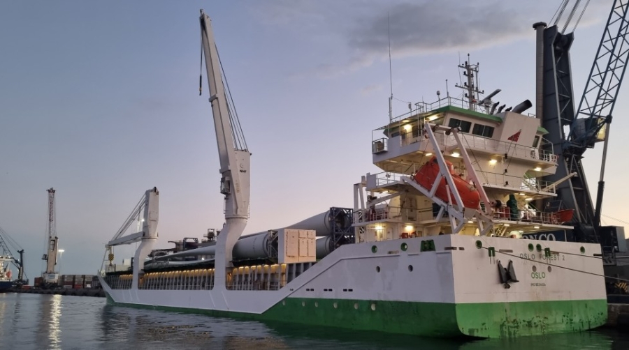 El "Oslo Forest 2" embarca en Almer&iacute;a seis palas de aerogeneradores