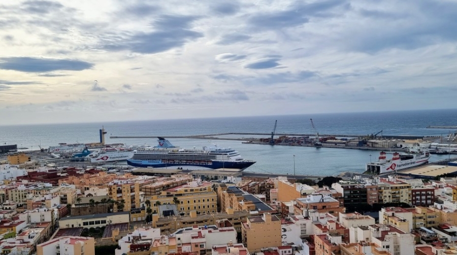 El &quot;Marella Explorer 2&quot; escala en Almer&iacute;a con m&aacute;s de 600 turistas