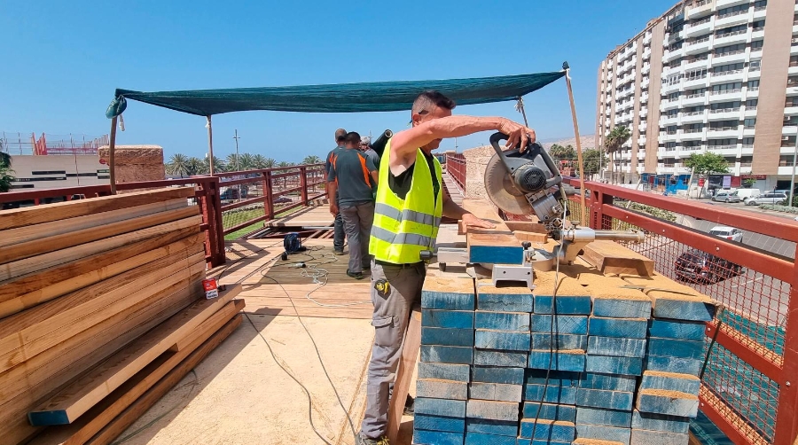 Comienza la pavimentación del paseo peatonal del Cable Inglés de Almería