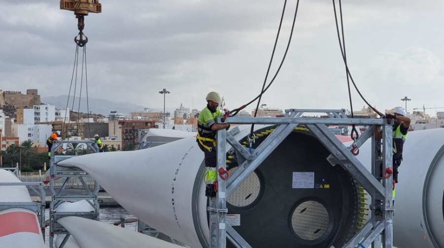 El Puerto de Almer&iacute;a acoge un cargamento de 18 palas de aerogeneradores