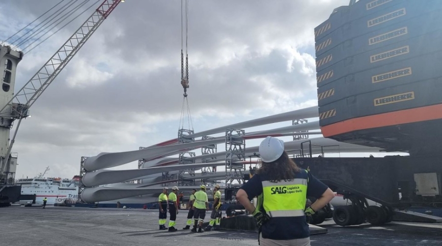El Puerto de Almer&iacute;a acoge un cargamento de 18 palas de aerogeneradores