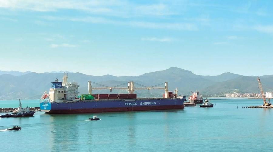 Buque de Cosco Shipping entrando en el puerto argelino de Bejaia.