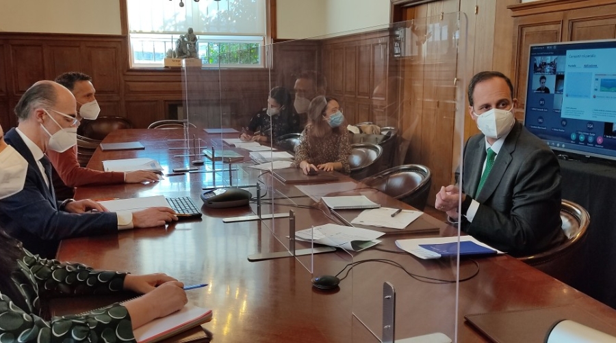 Jes&uacute;s V&aacute;zquez Almu&iacute;&ntilde;a (segundo por la izquierda) conf&iacute;a en que el tr&aacute;fico de cruceros se reanude a lo largo del segundo semestre del a&ntilde;o, cuando, al menos, el 70% de la poblaci&oacute;n est&eacute; ya vacunada frente al covid-19.