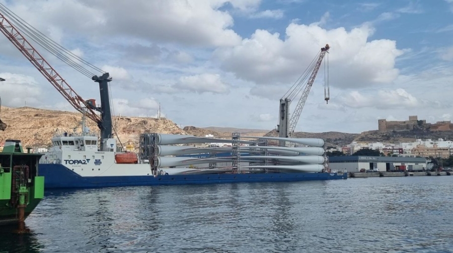 El Puerto de Almer&iacute;a acoge un cargamento de 18 palas de aerogeneradores