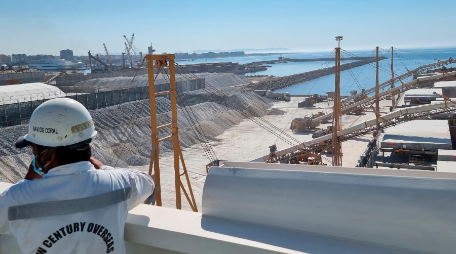 El “Navios Coral” embarca 82.000 toneladas de yeso, récord histórico en el Puerto de Almería