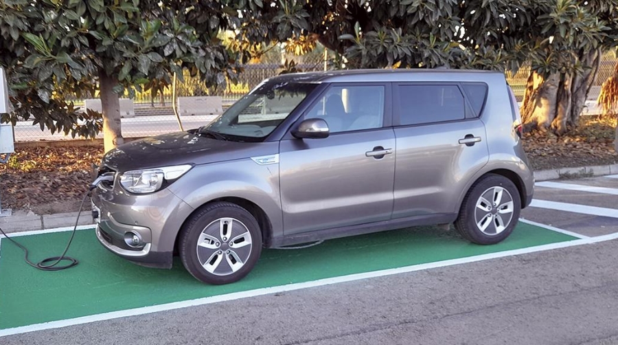 CPE Valencia instala un cargador doble para vehículos eléctricos