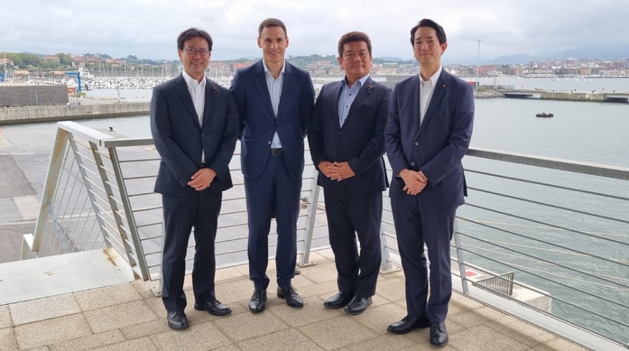 La delegación japonesa junto al director de Operaciones, Comercial y Logística de la Autoridad Portuaria de Bilbao, Andima Ormaetxe