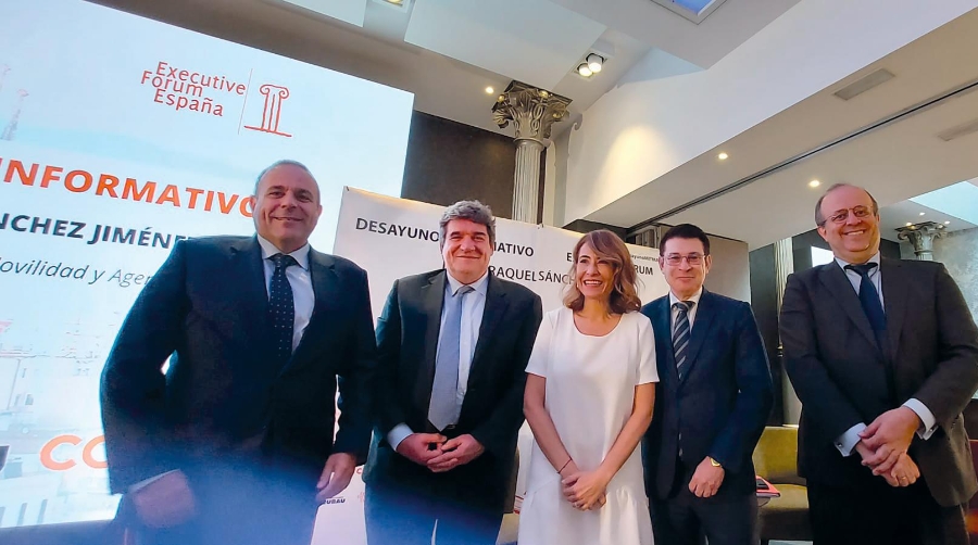 Raquel Sánchez, ministra de Transportes, junto a Orlando de Porrata, consejero delegado de COPISA; José Luís Escrivá, ministro de Inclusión, Seguridad Social y Migraciones; Miguel Jurado, consejero delegado de Rubau; y César Chiva, director de Executive Forum, ayer durante el desayuno informativo celebrado en Barcelona.