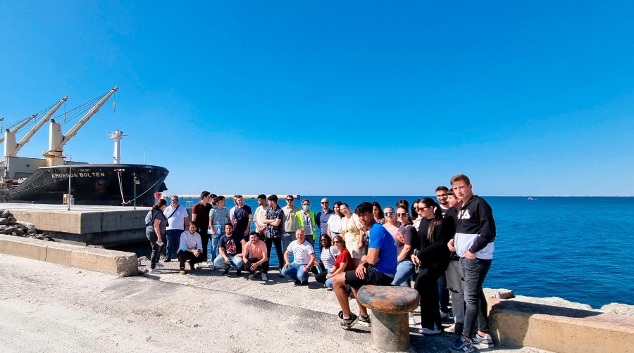 Estudiantes ejidenses de Comercio Internacional, Transporte y Logística visitan el Puerto de Almería