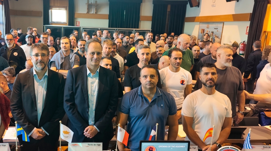 El presidente de la Autoridad Portuaria de Vigo, Carlos Botana, con Antolín Goya, coordinador general del EDC y coordinador general de Coordinadora Estatal de Trabajadores del Mar.