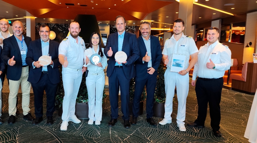 El presidente de la Autoridad Portuaria de Vigo, Carlos Botana, ha dado la bienvenida al “Mein Schiff 4” de TUI Cruises.