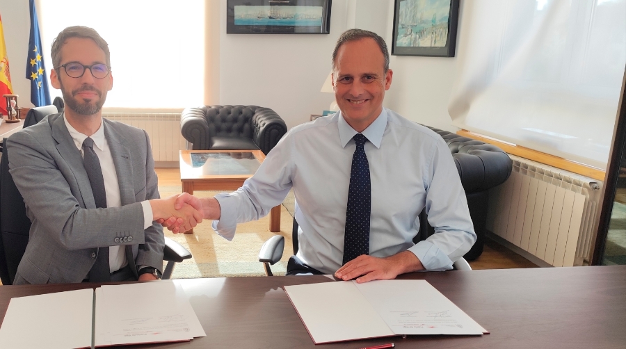 La AP de Vigo, con su presidente, Carlos Botana (derecha), y ANFACO-CYTMA, a través de su secretario general, Roberto Alonso, han firmado el convenio.