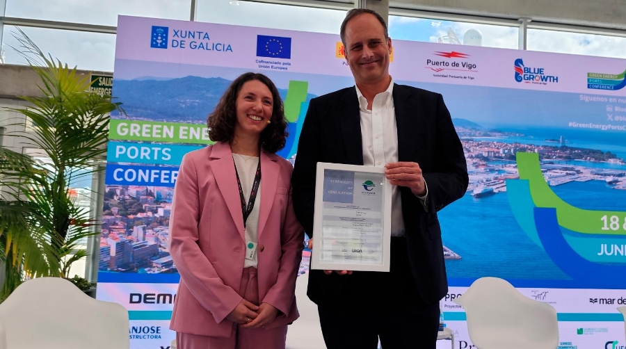 Annaëlle Boudry, de la Asociación Europea de Puertos, y Carlos Botana, presidente de la Autoridad Portuaria de Vigo.