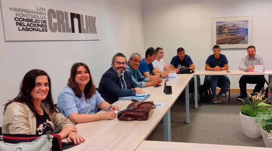 Sonia García, presidenta de Asetrabi (izquierda) durante la firma del convenio.