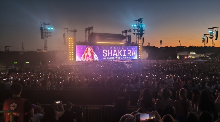 Más de 50.000 personas asisten al Iberdrola Music por concierto, de tal forma que unas 600.000 personas participarán en la “residencia” de Shakira en Madrid. Foto M.J.
