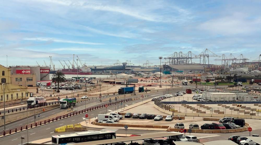 El paro ralentiza la actividad del transporte en los puertos