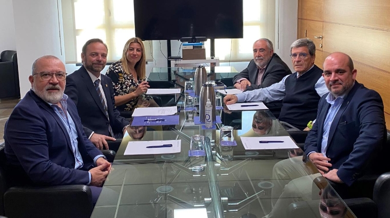 De izquierda a derecha: Antonio Crespo, vicepresidente 1º de Propeller; Alfredo Soler, presidente de Propeller; Lorena Ballester, vicepresidenta 3ª de Propeller; Francesc Sánchez, director de la APV; Aurelio Martínez, presidente de la APV y Fernando Vitoria, jefe de Comunicación de Propeller Valencia.