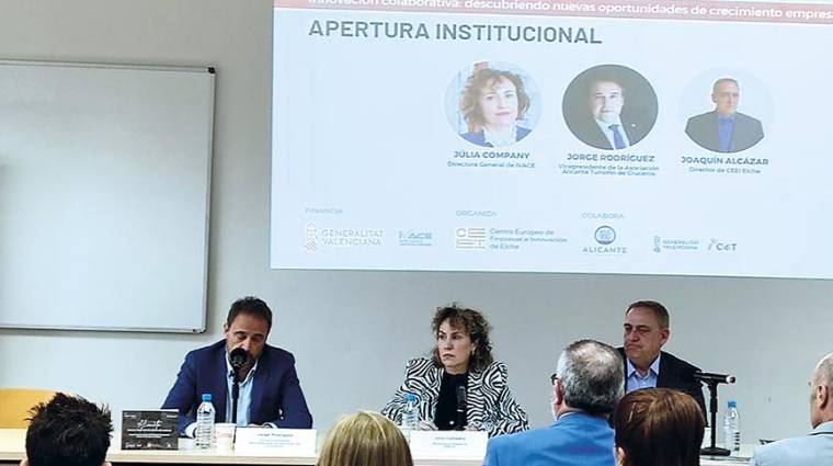 De izquierda a derecha: Jorge Rodríguez, vicepresidente de la Asociación Alicante por el Turismo de Cruceros; Julia Company, directora general del Instituto Valenciano de Competitividad Empresarial; y Joaquín Alcázar, director de CEEI de Elche.