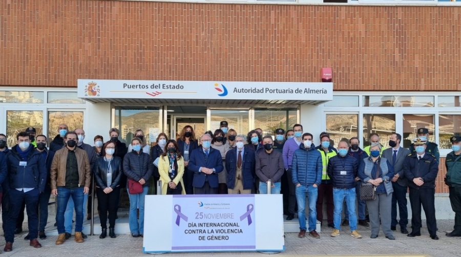 Puerto de Almer&iacute;a guarda un minuto de silencio por el 25N