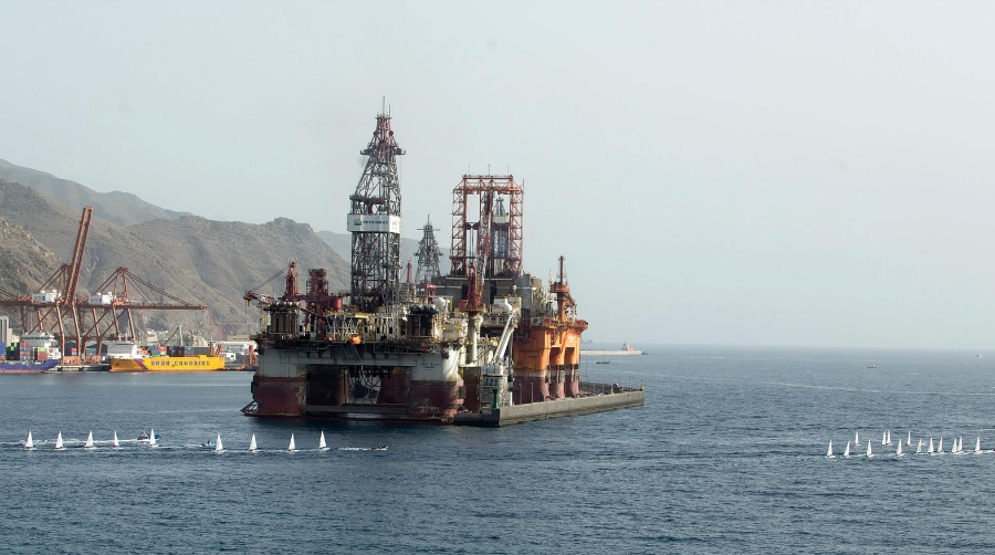Los puertos canarios miran hacia sectores de alto valor añadido como el offshore para potenciar su actividad en los próximos años. En la imagen, una de las múltiples plataformas atracadas en el Puerto de Tenerife.