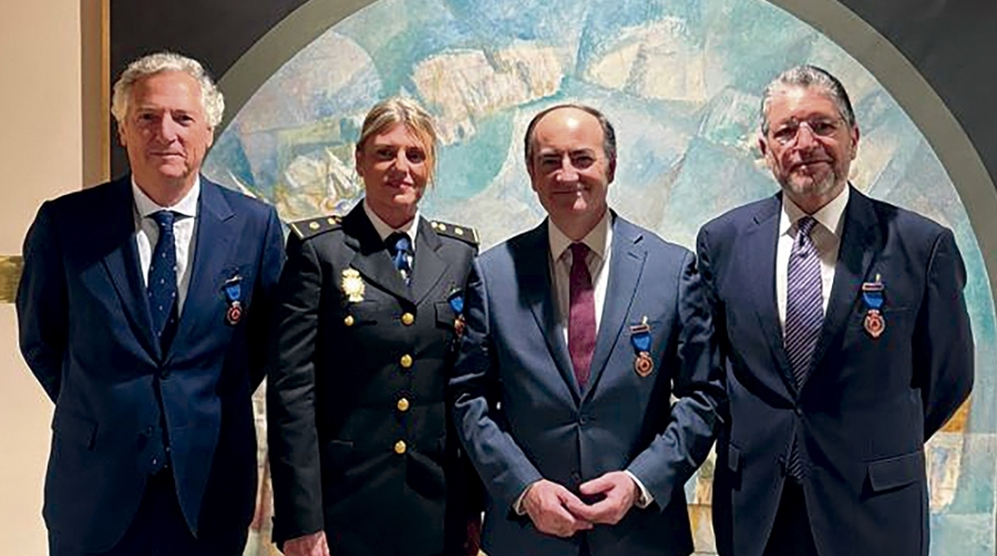 Rafael Olivares, subdirector general del Área de Explotación de la APBA; Esther Mendoza, inspectora Jefe del Puesto Fronterizo Marítimo de la Policía Nacional en Algeciras, Gerardo Landaluce, presidente de la APBA y José Luis Hormaechea, director general de la APBA.