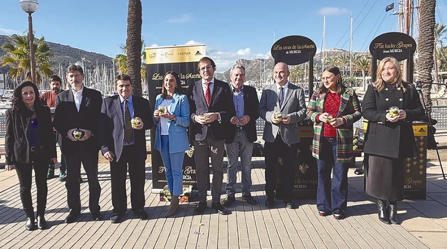 La campaña de Apoexpa ha repartido 2.000 botes de uva a los 2.500 cruceristas.