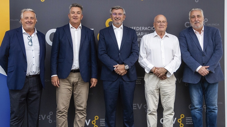 Juan Ortega, vicepresidente de FVET; Vicente Martínez Mus, conseller de Medio Ambiente, Infraestructuras y Territorio de la GVA; Carlos Prades, presidente de FVET; Manuel Ríos, director general de Transportes de la GVA y Carlos García, secretario general de FVET.