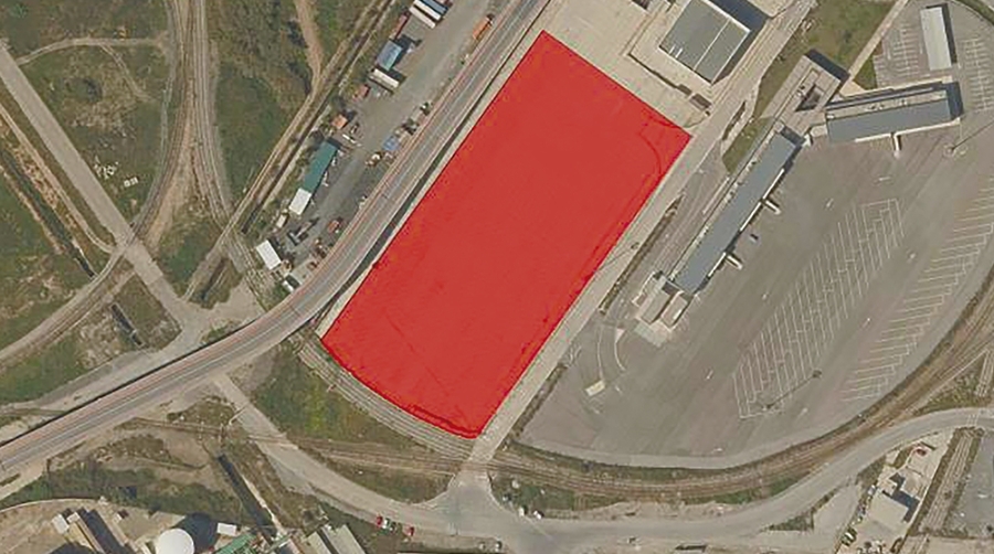 La parcela tiene una superficie de 15.000 metros cuadrados.