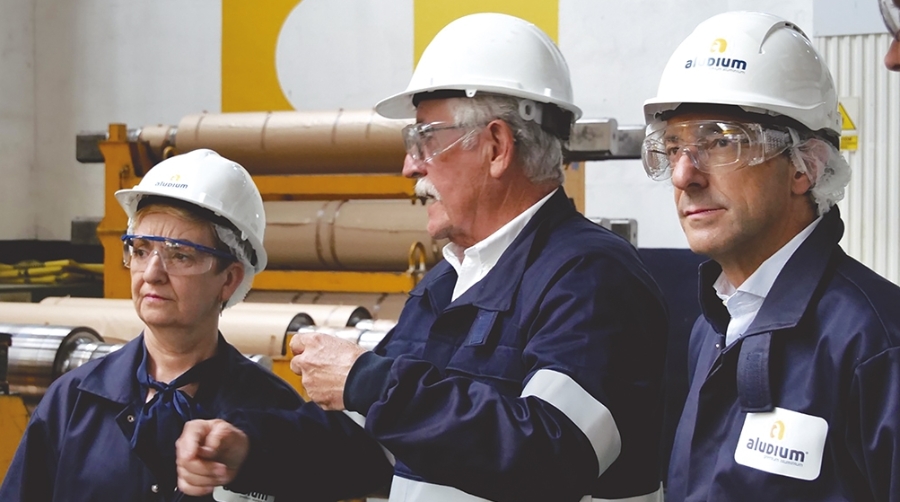 El presidente del Puerto de Alicante visitó la planta de Aludium junto a la consellera de Industria y Turismo, Marián Cano.