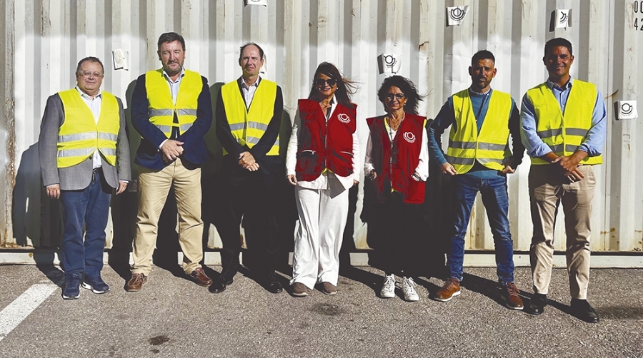 El subdirector y responsable de Servicios Jurídicos y Relaciones Laborales del CPEV, José Francisco Pardo; el director gerente del CPEV, Daniel Llera; el Head of Labor Relations en APM Terminals Spanish Gateways, Miguel Ruíz; la presidenta de la Fundación Juntos por la Vida, Clara Arnal; la coordinadora de voluntariado de la Fundación, Maite Díaz; Oscar Roa, de Valencia Terminal Europa y el Line Manager WAF en Grimaldi Logística, Ezequiel Clérigues, en el acto de recepción del contenedor.