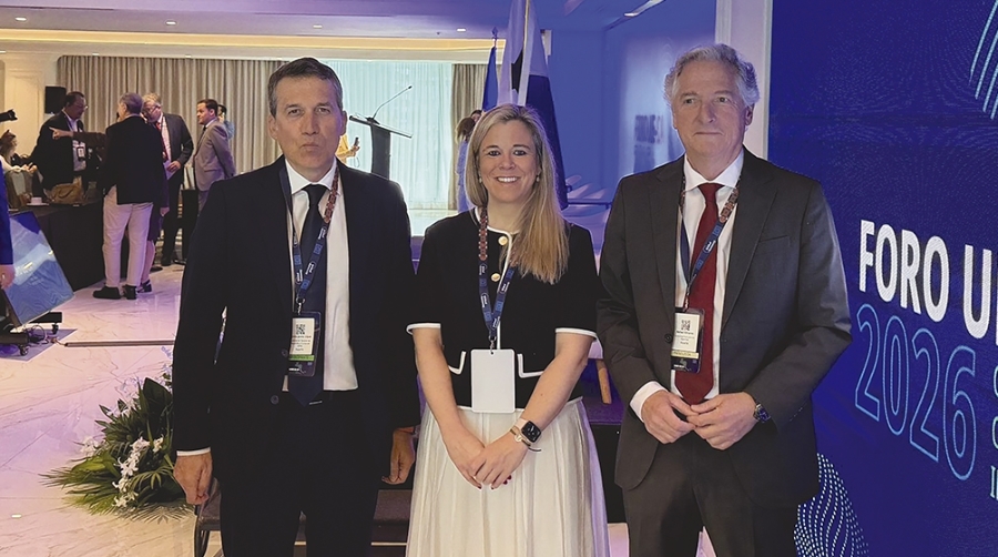 Javier López, jefe del Departamento Comercial; María Román, jefa del departamento de Operaciones y Servicios a la Comunidad Portuaria y Rafael Olivares, subdirector general de Explotación de la APBA.