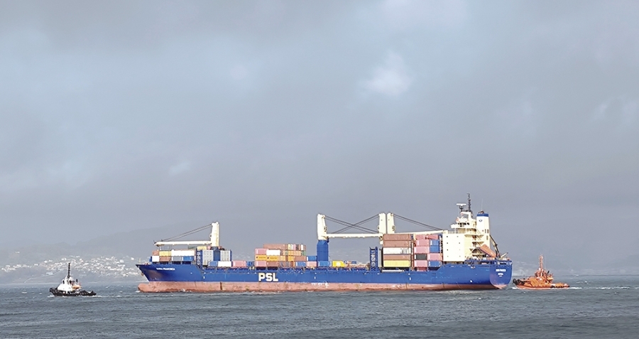 El buque ha partido en busca del abrigo de las Islas Cíes.